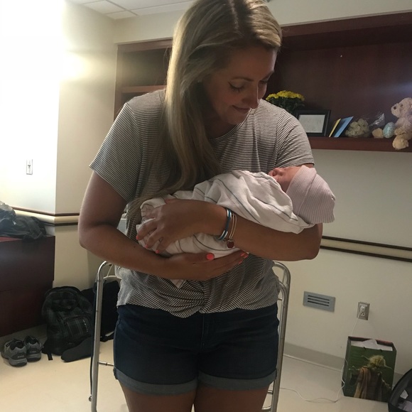 🎉🌀MEET YOUR POSHER! 👋♥️ - Picture 2 of 8